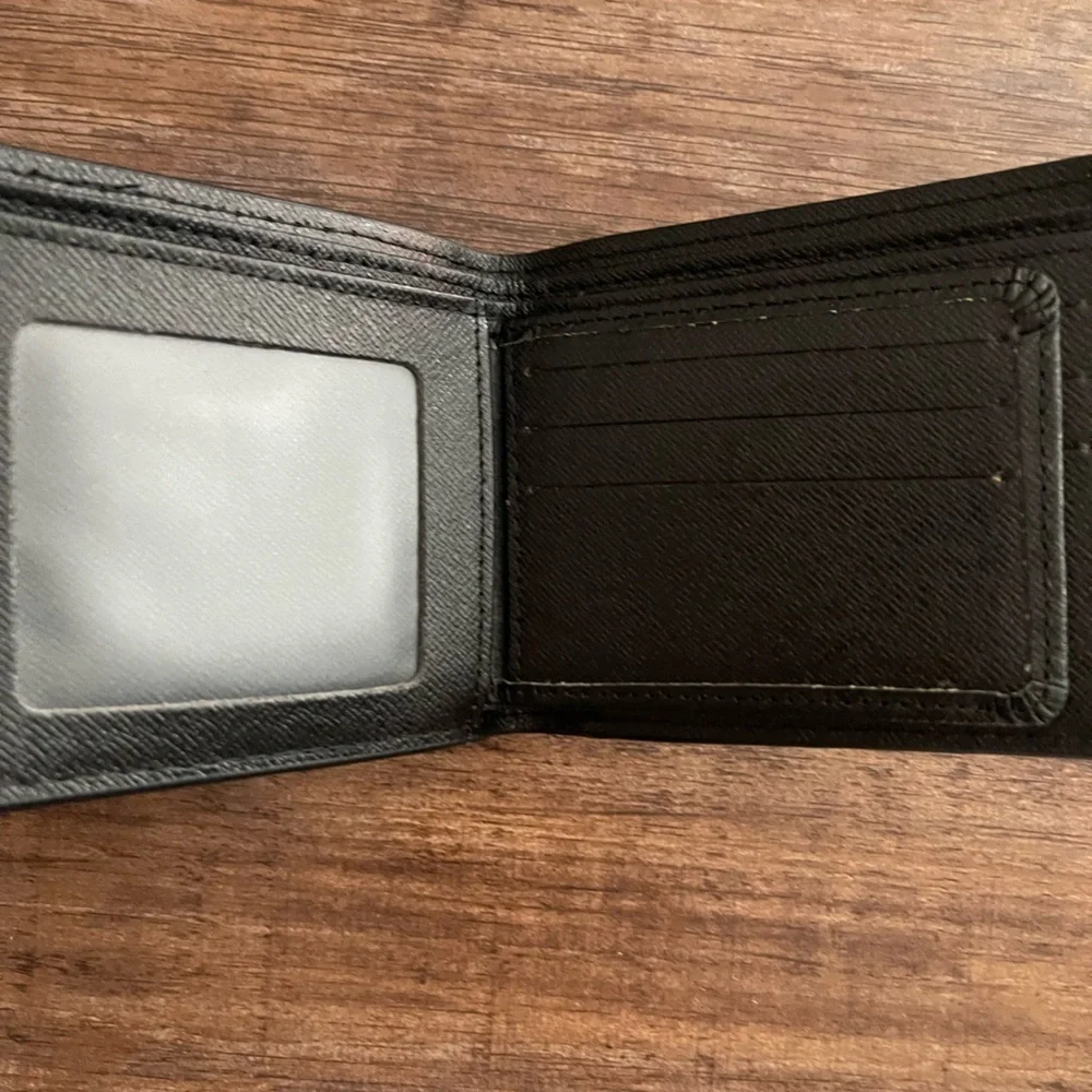 Black Bifold Textured Men's wallet comes with box and dust bag!